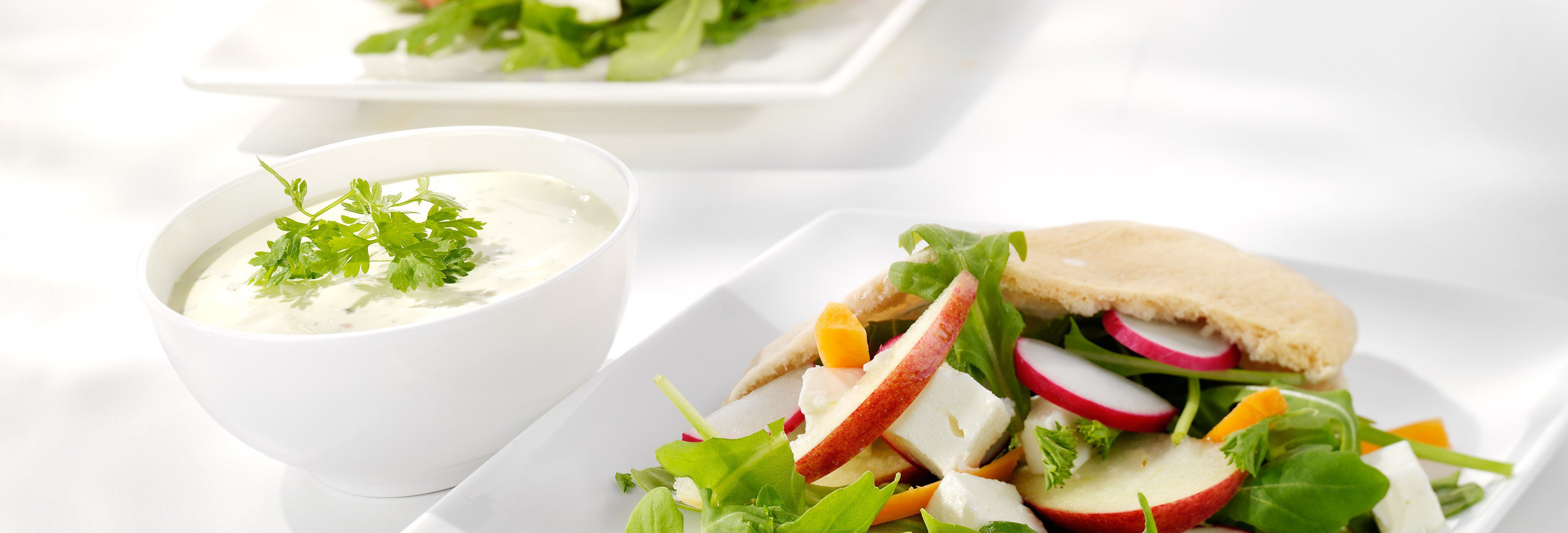 Frisse salade met pitabroodje en parmezaanse dressing