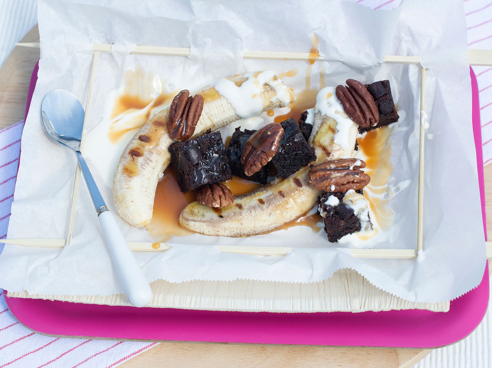 Brownie, gegrilde banaan, pecannoten en romige karamelsaus