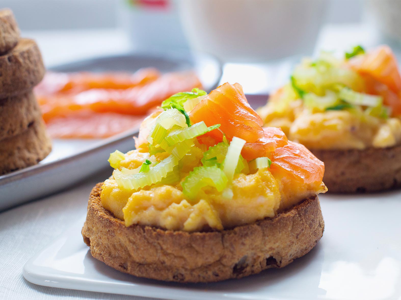 Toast met roerei en zalm